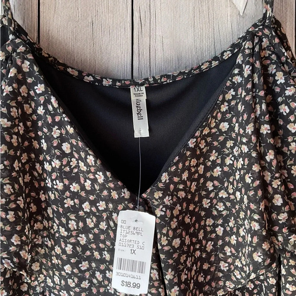 NWT Q cold shoulder floral top (F11) - Picture 3 of 5